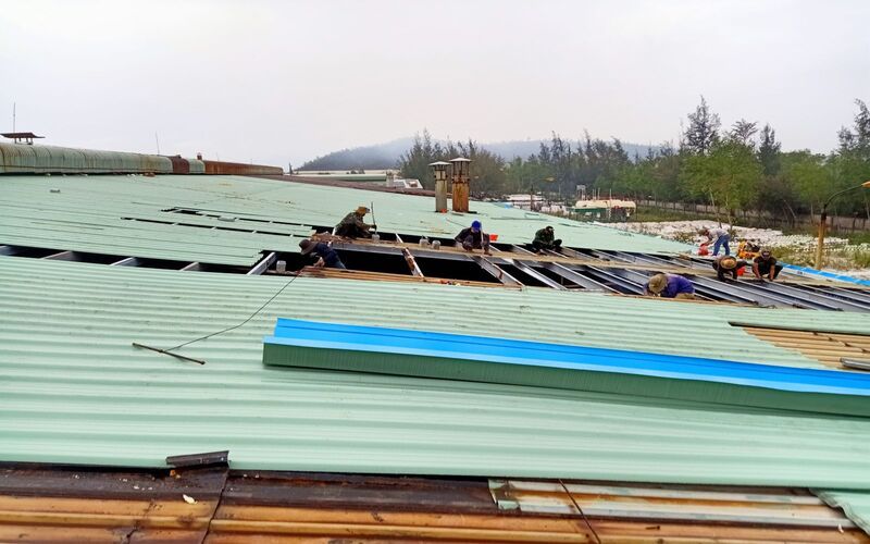 Khi thực hiện lợp mái tôn nhà cấp 4 cần lưu ý điều gì