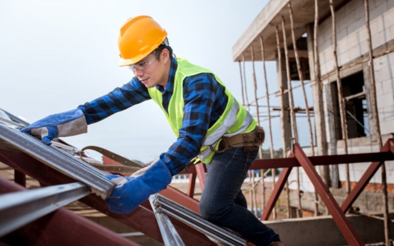 Hướng dẫn chi tiết cách lợp mái tôn nhà cấp 4