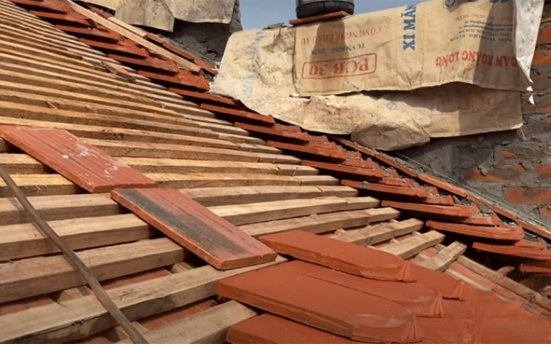 Lợp ngói theo trình tự từ chân mái lên nóc