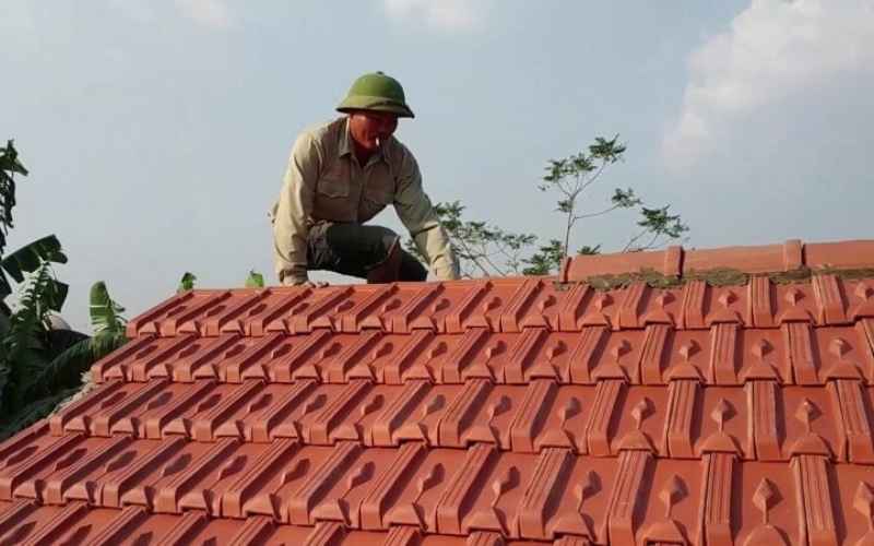 Hướng dẫn cách lợp ngói úp nóc chuẩn kỹ thuật từng bước